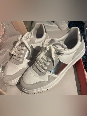 Easy Spirit White and Silver Low-Top Sneakers